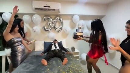 Anão fodendo 4 rabudas na cama