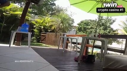 Esposa trai marido com entregador de água em cena quente de sexo amador.